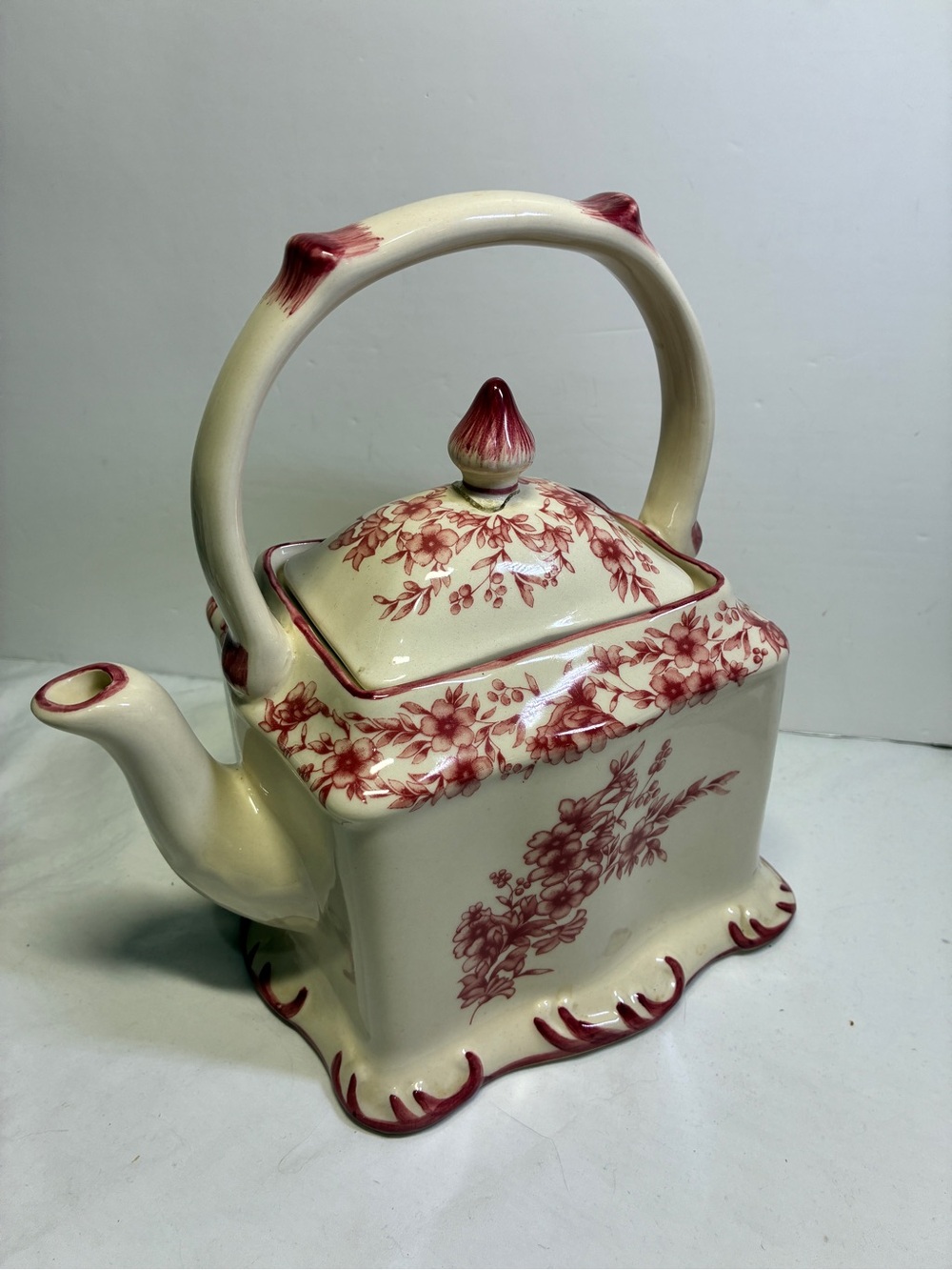 CRACKER BARREL  Porcelain Teapot or planter (Mauve) with lid